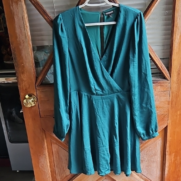 express green long sleeve dress | Dresses | Express Emerald Model Olivia C
